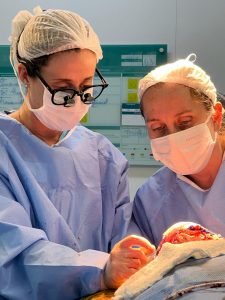 cirurgiãs operando um bebe com cranioestenose